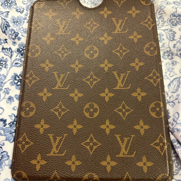 LOUIS VUITTON Authentic Hard-case IPAD mini used a couple of times. Date M61258 - Picture 2 of 7